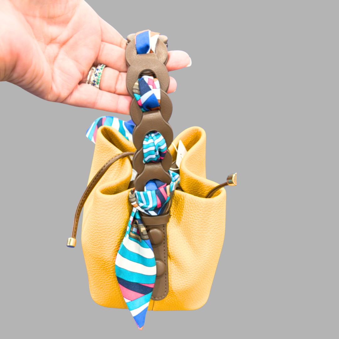 Carteras de cuero y pañuelo de seda