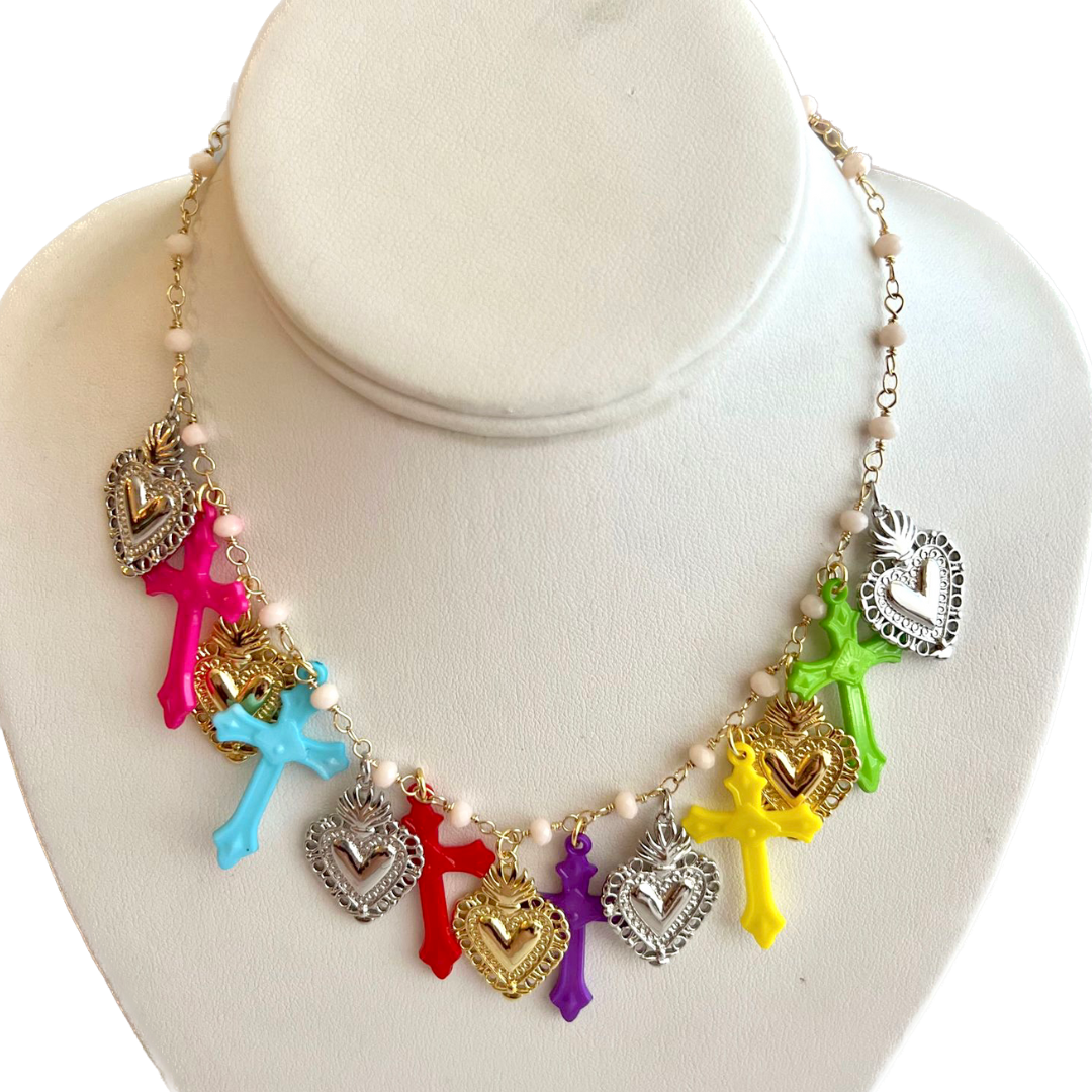 Cadena corazones y cruces de colores
