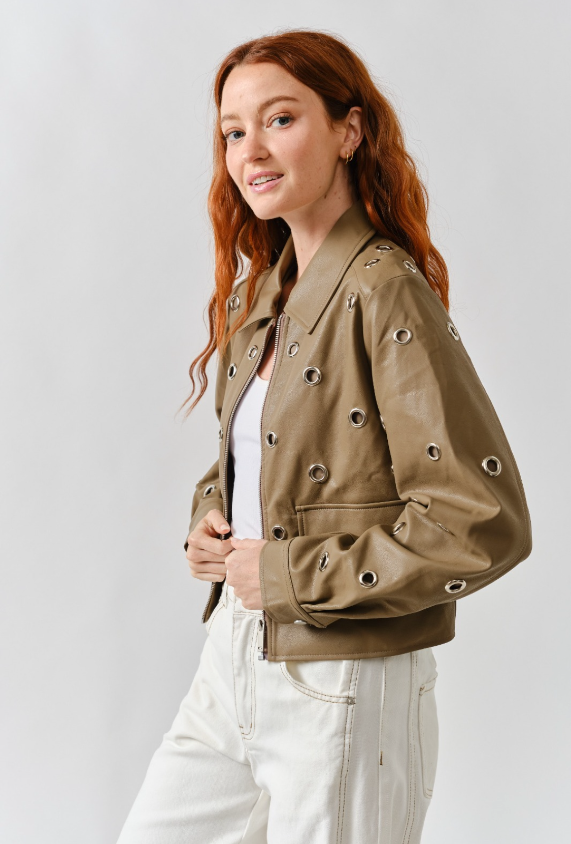 Chaqueta de ecopiel con aros plateados