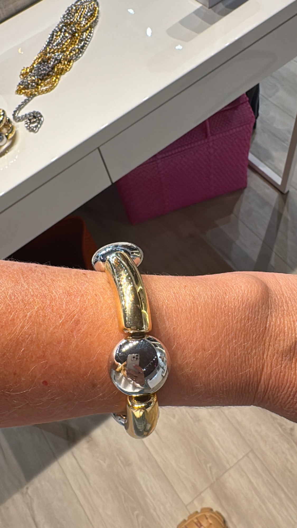 Pulseras doradas y plateadas