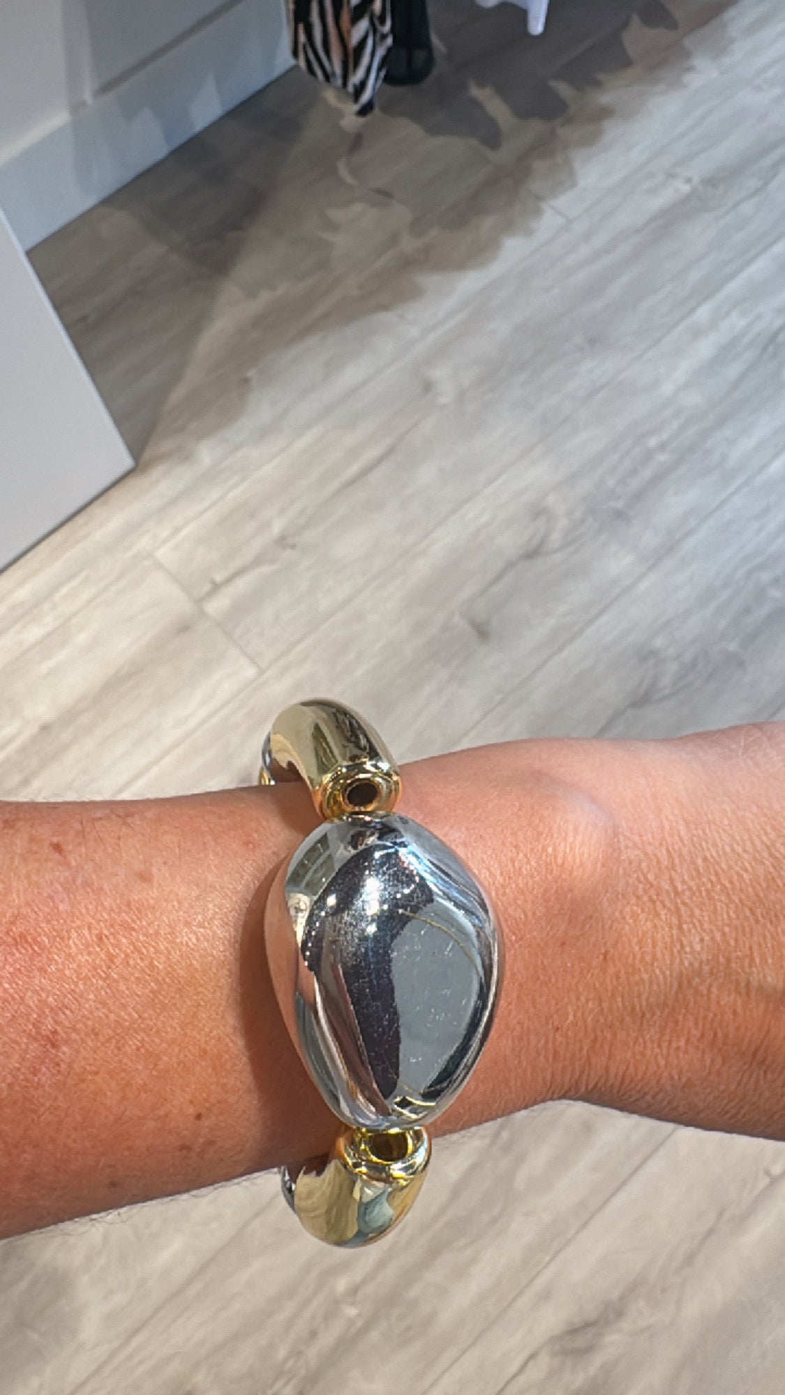 Pulseras doradas y plateadas