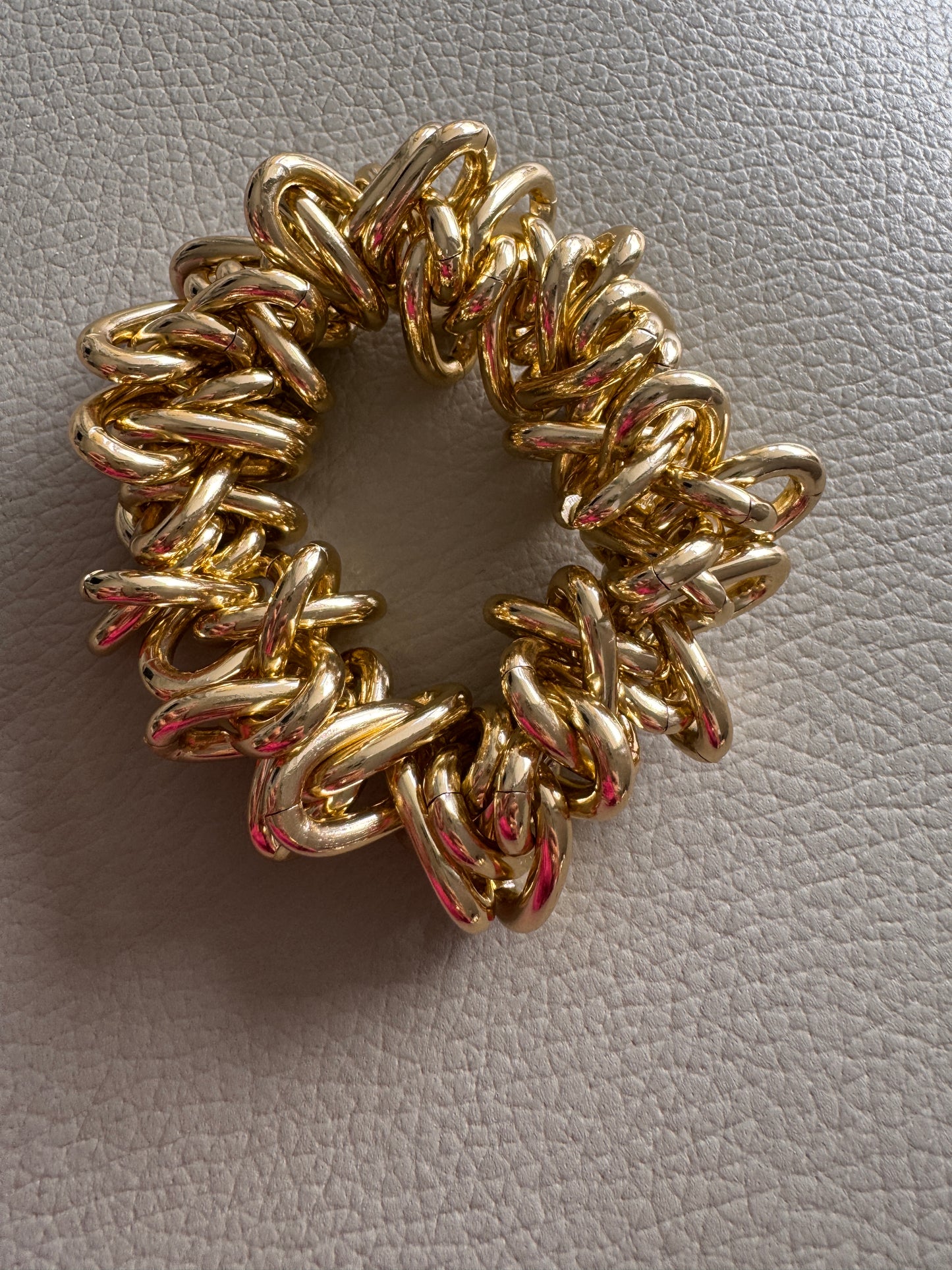 Pulseras doradas y plateadas
