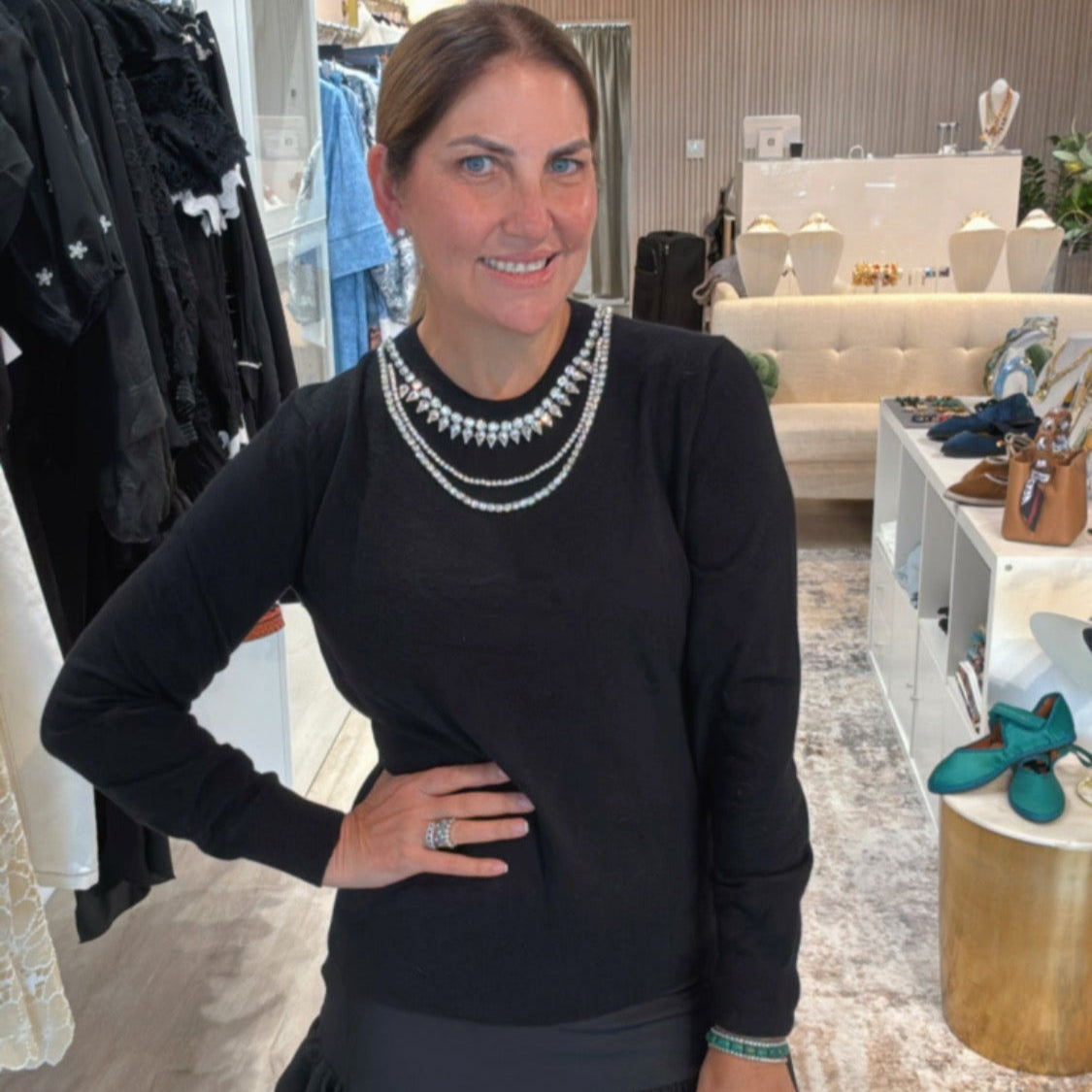 Suéter con collar de piedras
