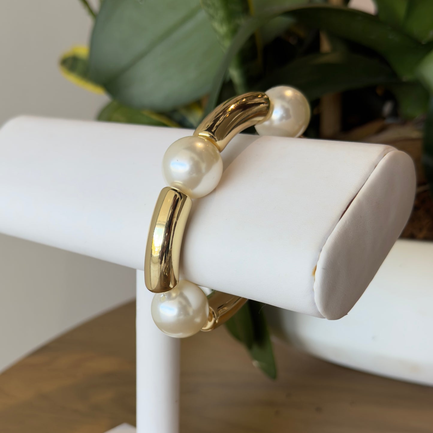 Pulseras doradas y plateadas