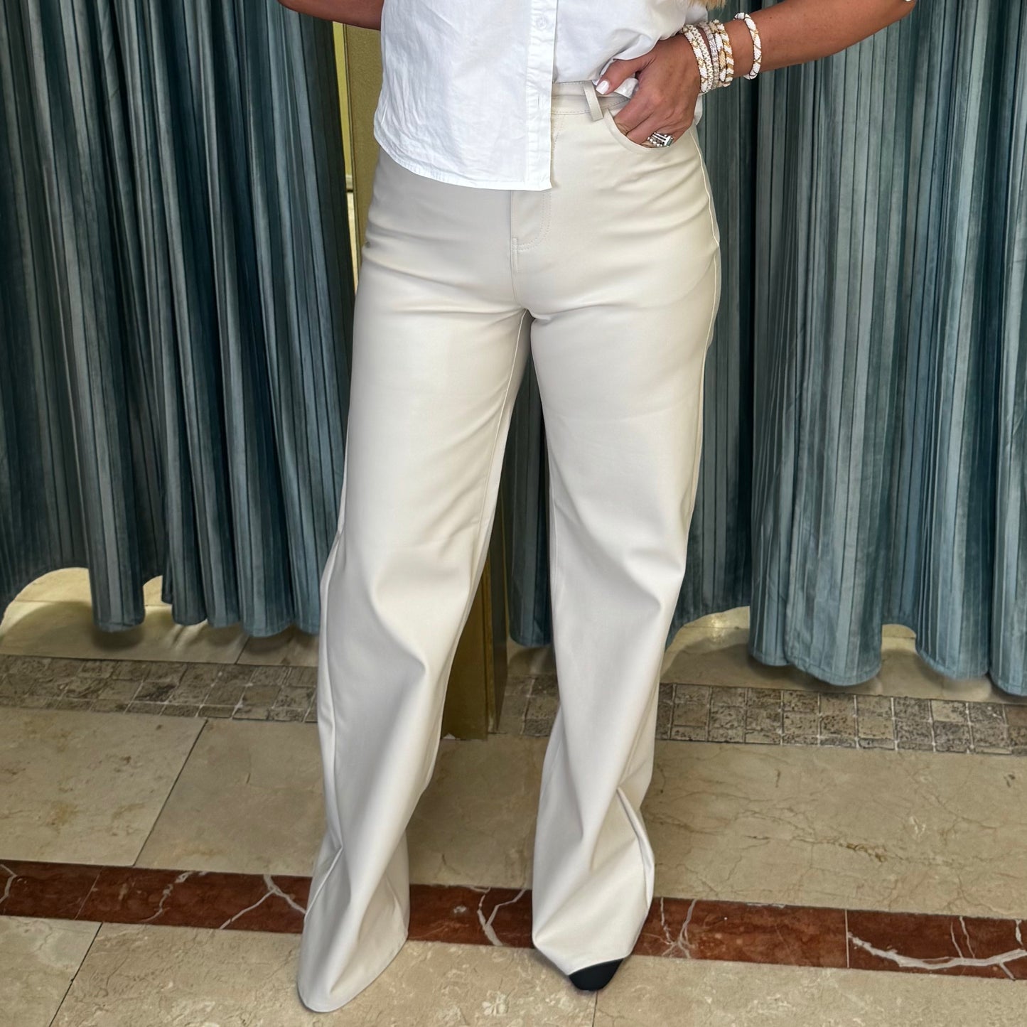 Pantalón cuerina bota ancha