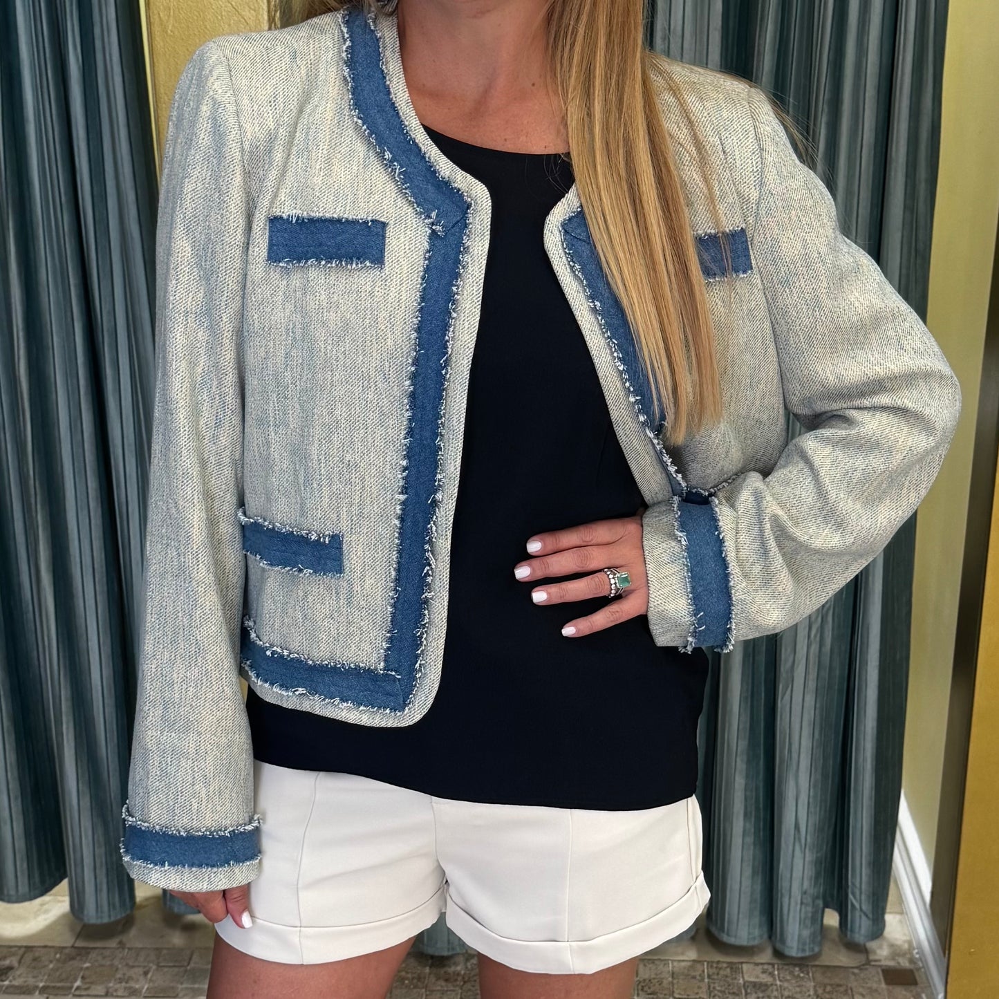 Chaqueta corta con aplicaciones en jeans