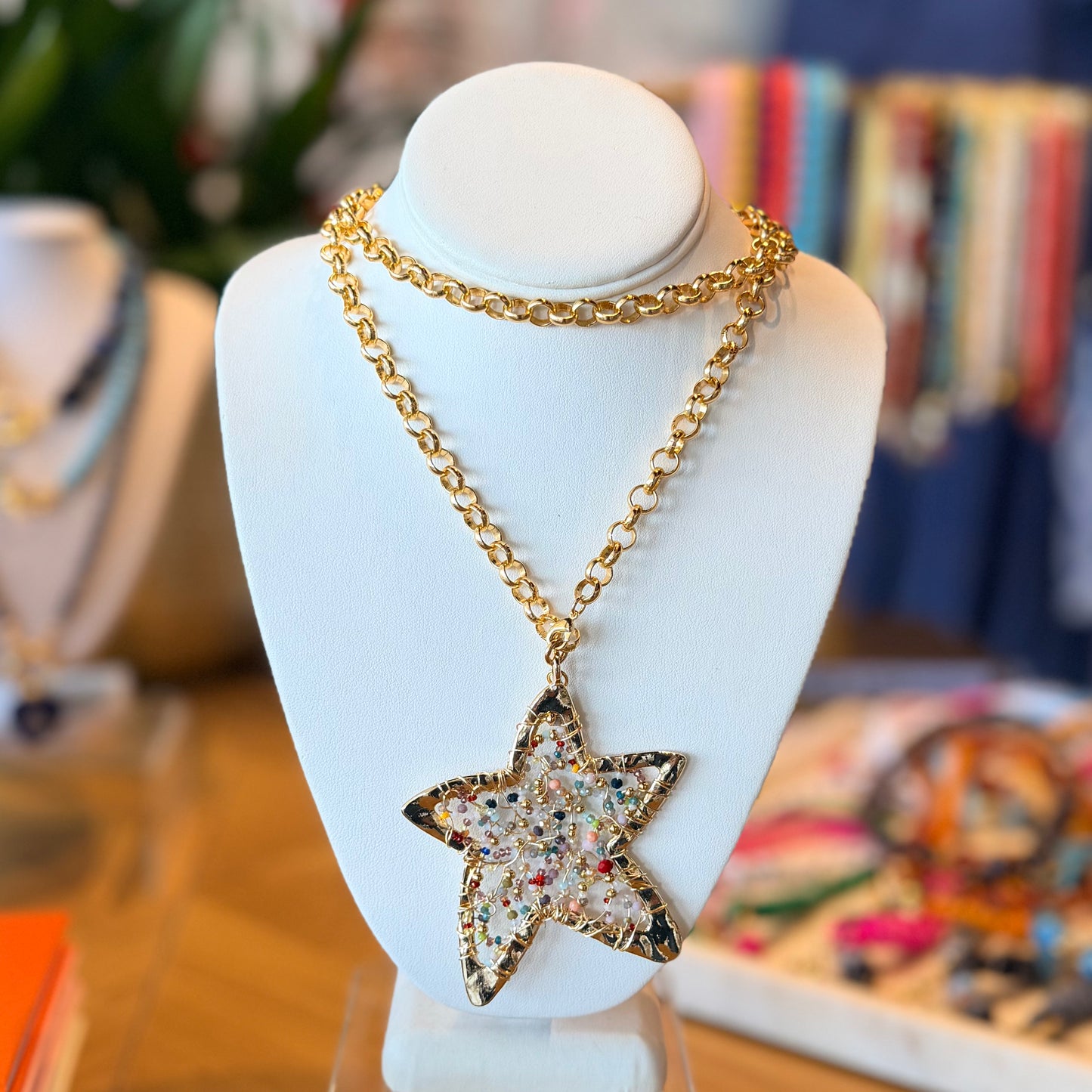 Collar tejido con cristales de estrella