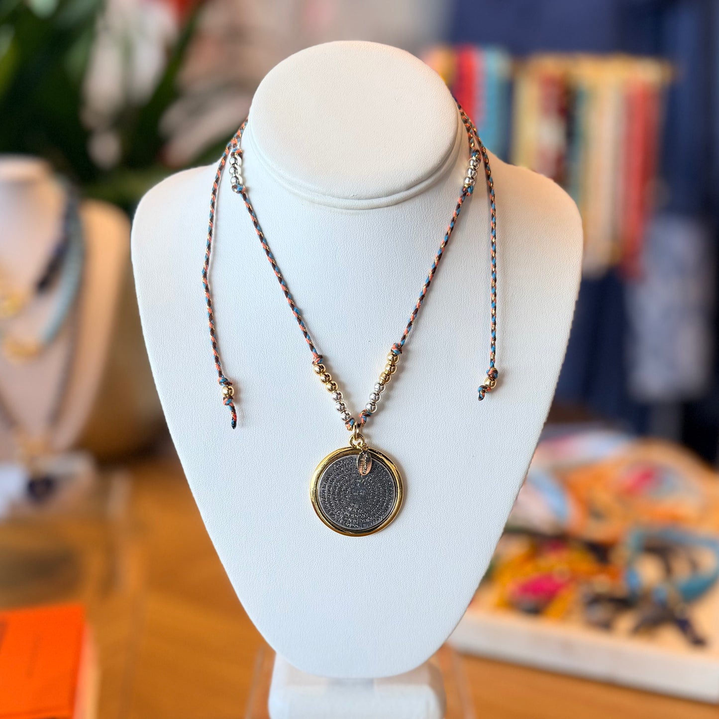 Collar de cordón ajustable con balines Padre Nuestro redondo