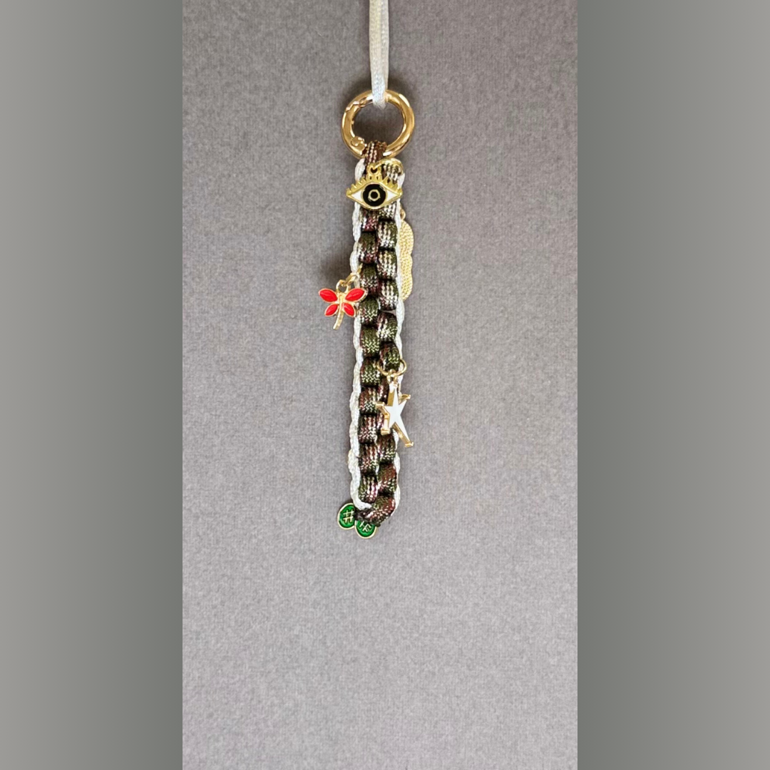 Llavero de cordón y charms