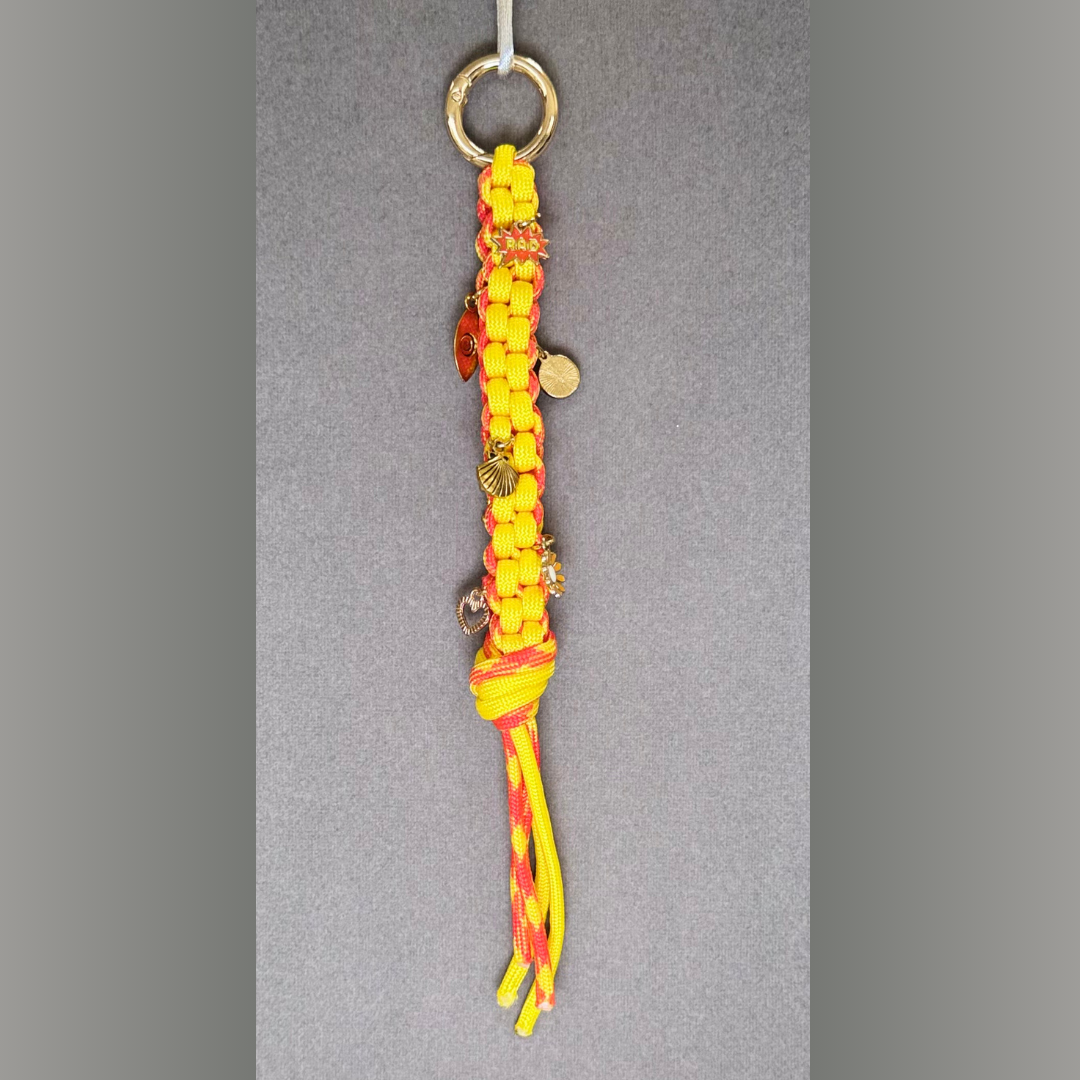 Llavero de cordón y charms
