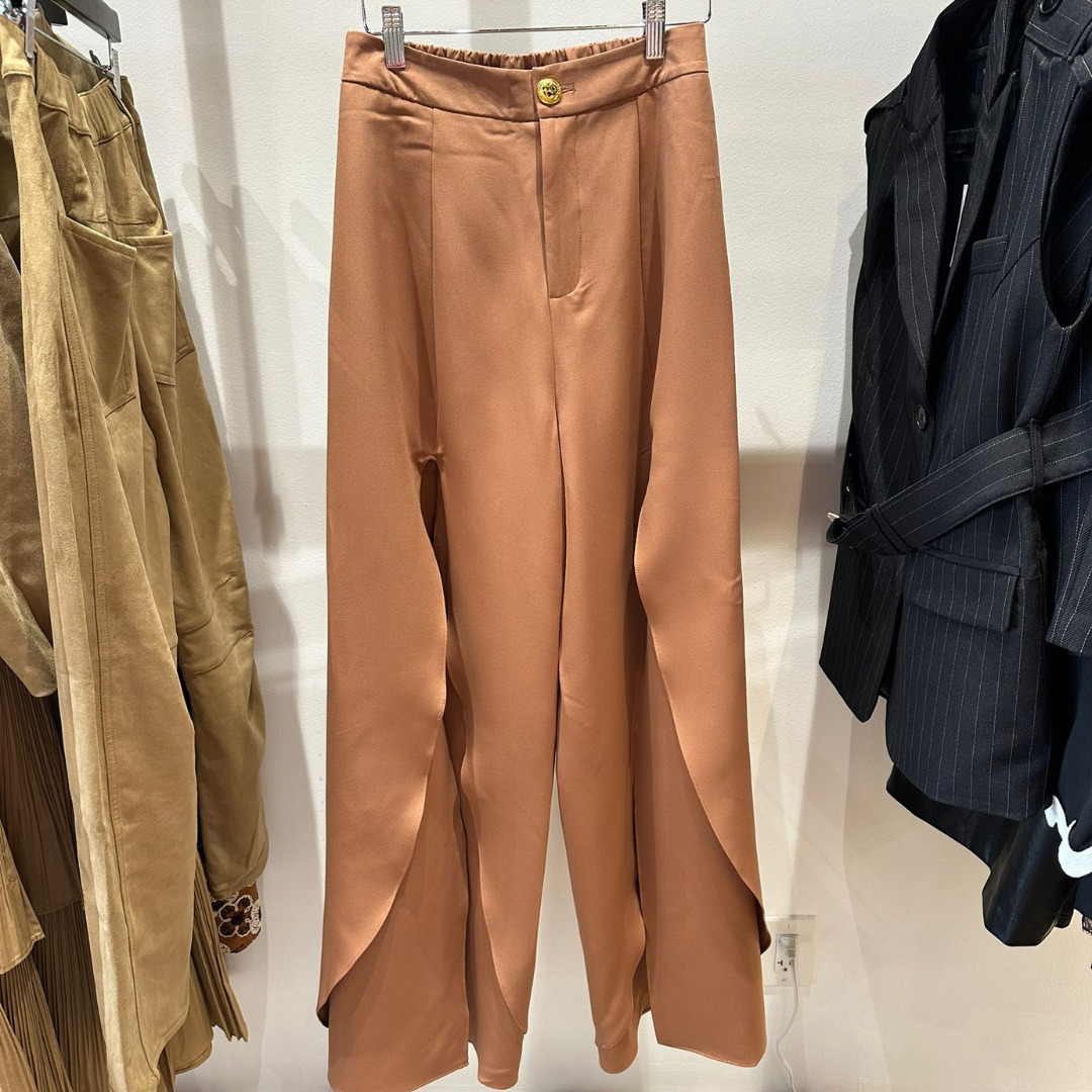 Pantalón con abertura en la pierna