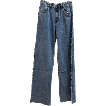 Pantalón de jeans con aberturas y pedrería