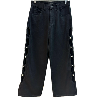 Pantalón de jean negro con aberturas y perlas