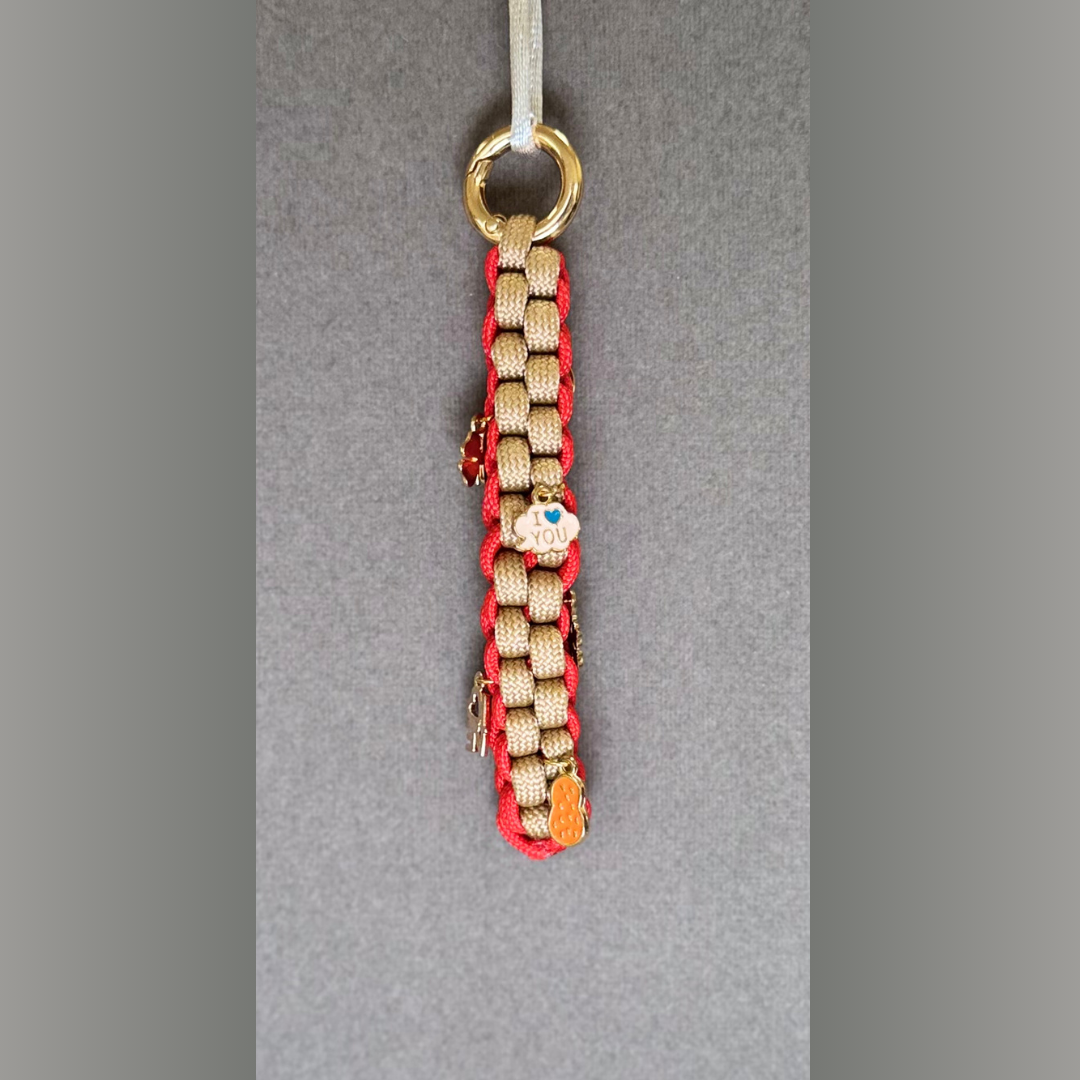 Llavero de cordón y charms