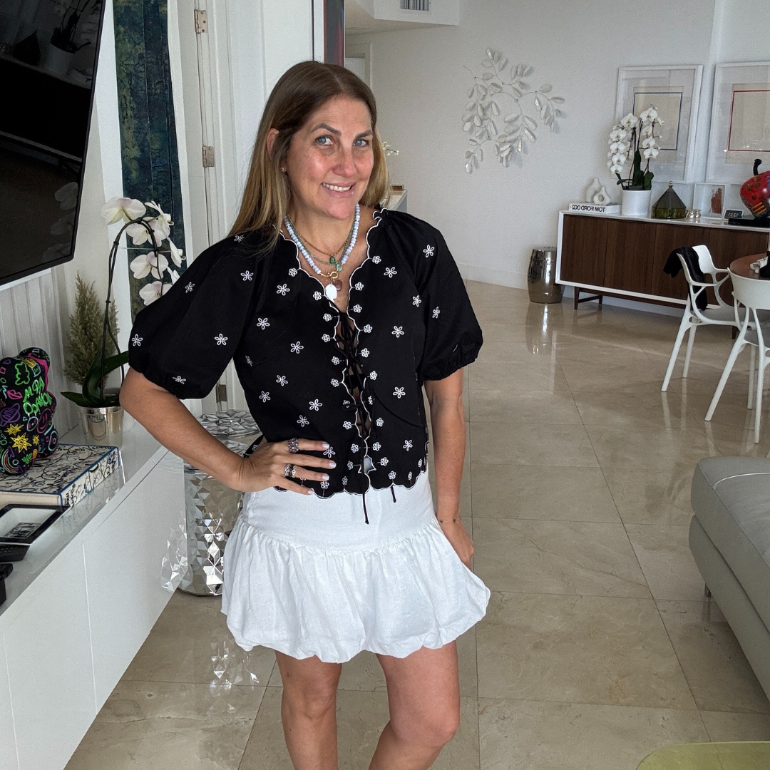 Camisa de flores bordadas