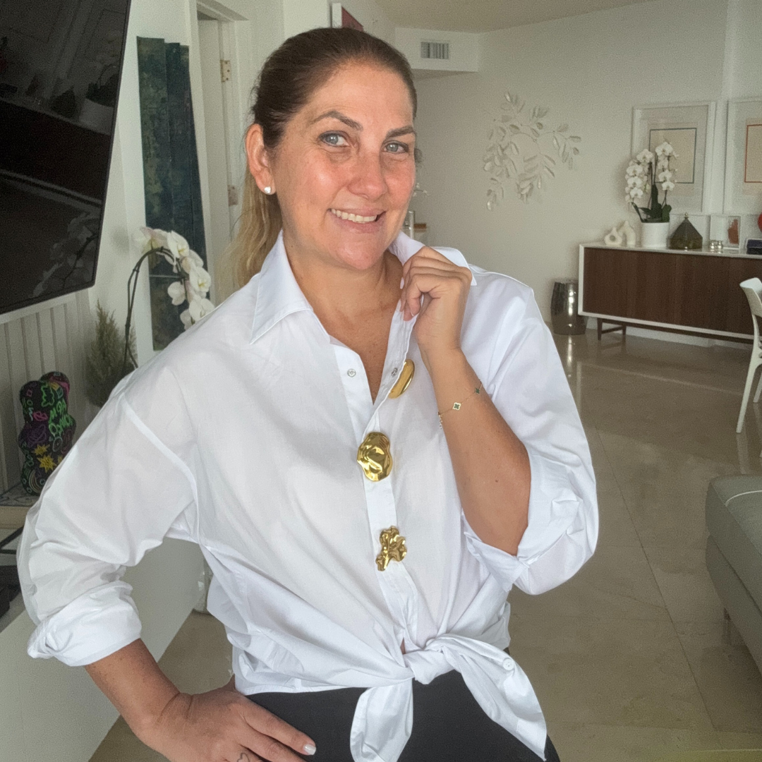 Camisa de detalles dorados