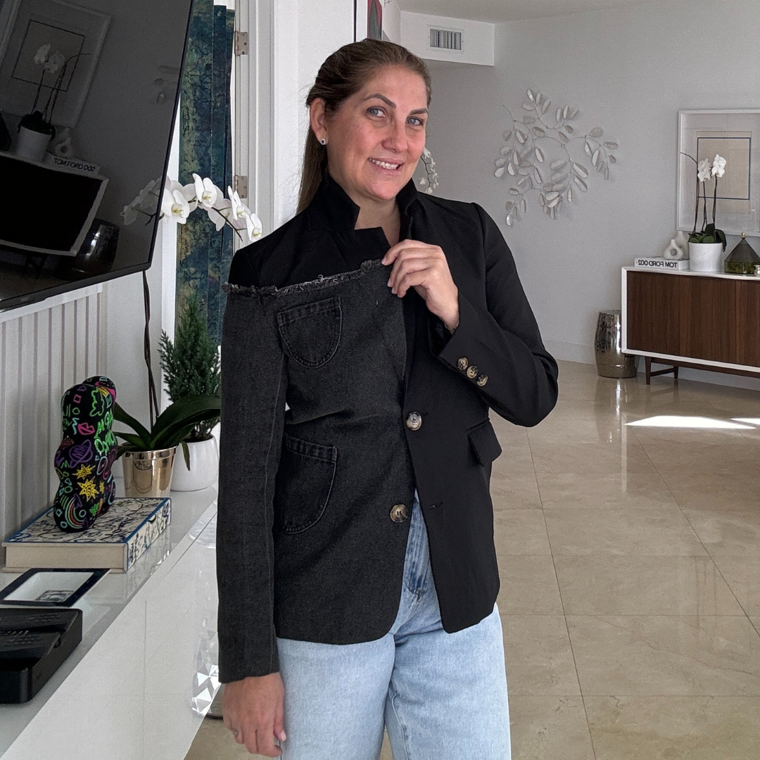Chaqueta de jeans gris con gabardina negra