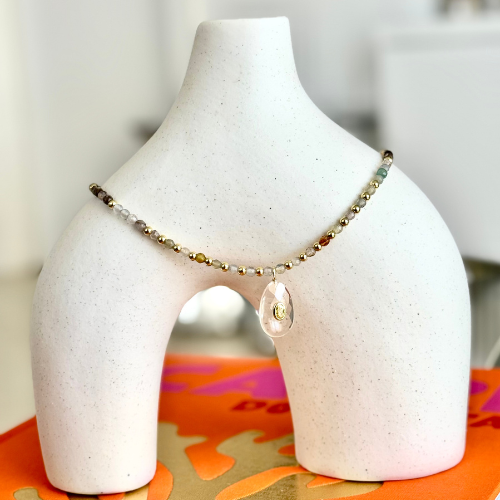 Collar piedras naturales pequeñas y gota