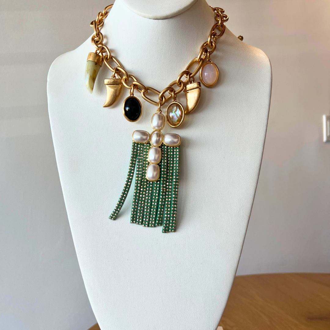 Collar con dije de cruz y cachos