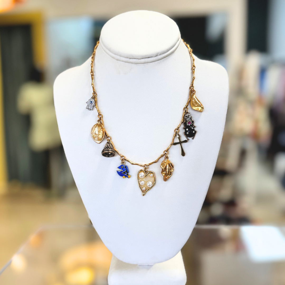 Collar dorado con charms
