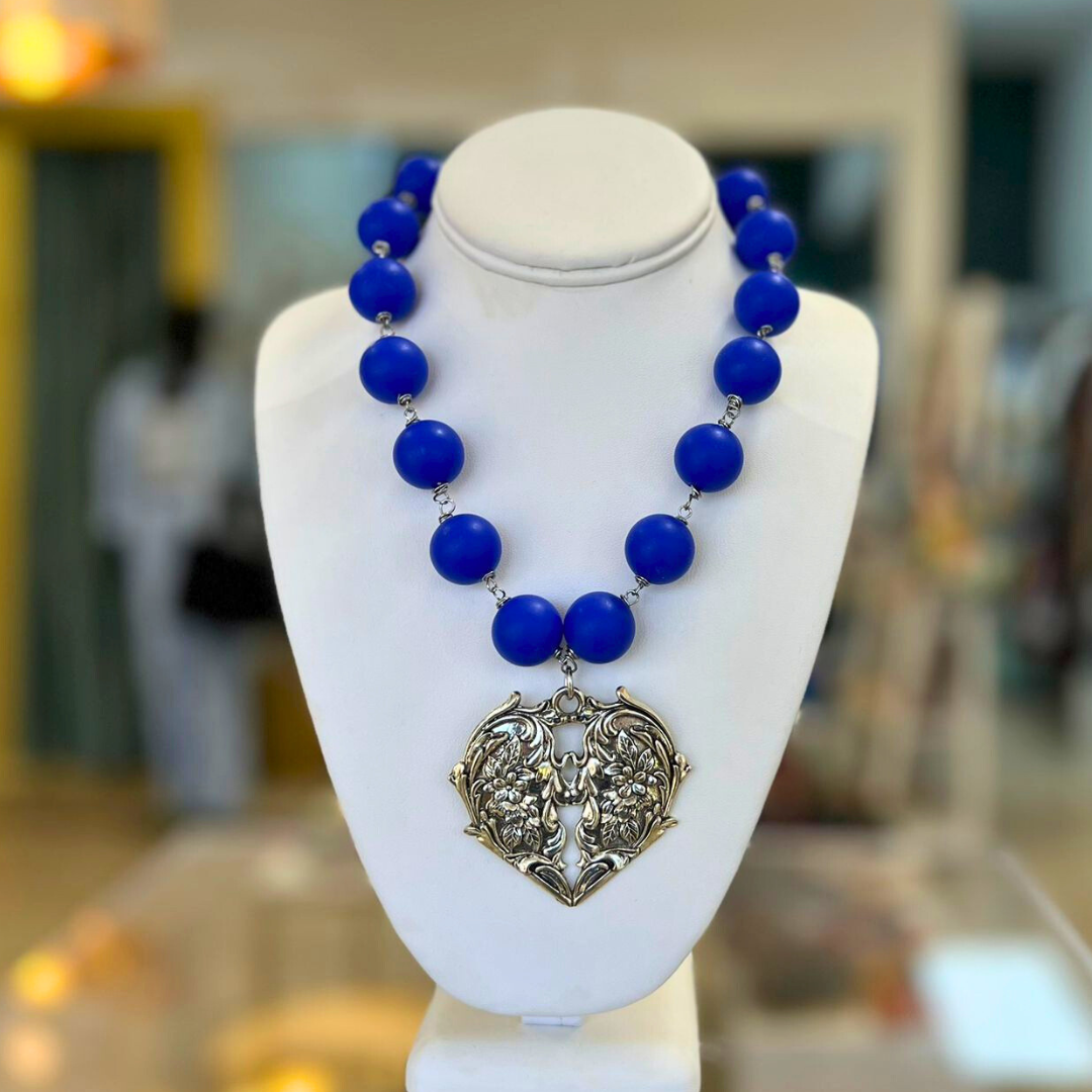 Collar de esferas azul y dije