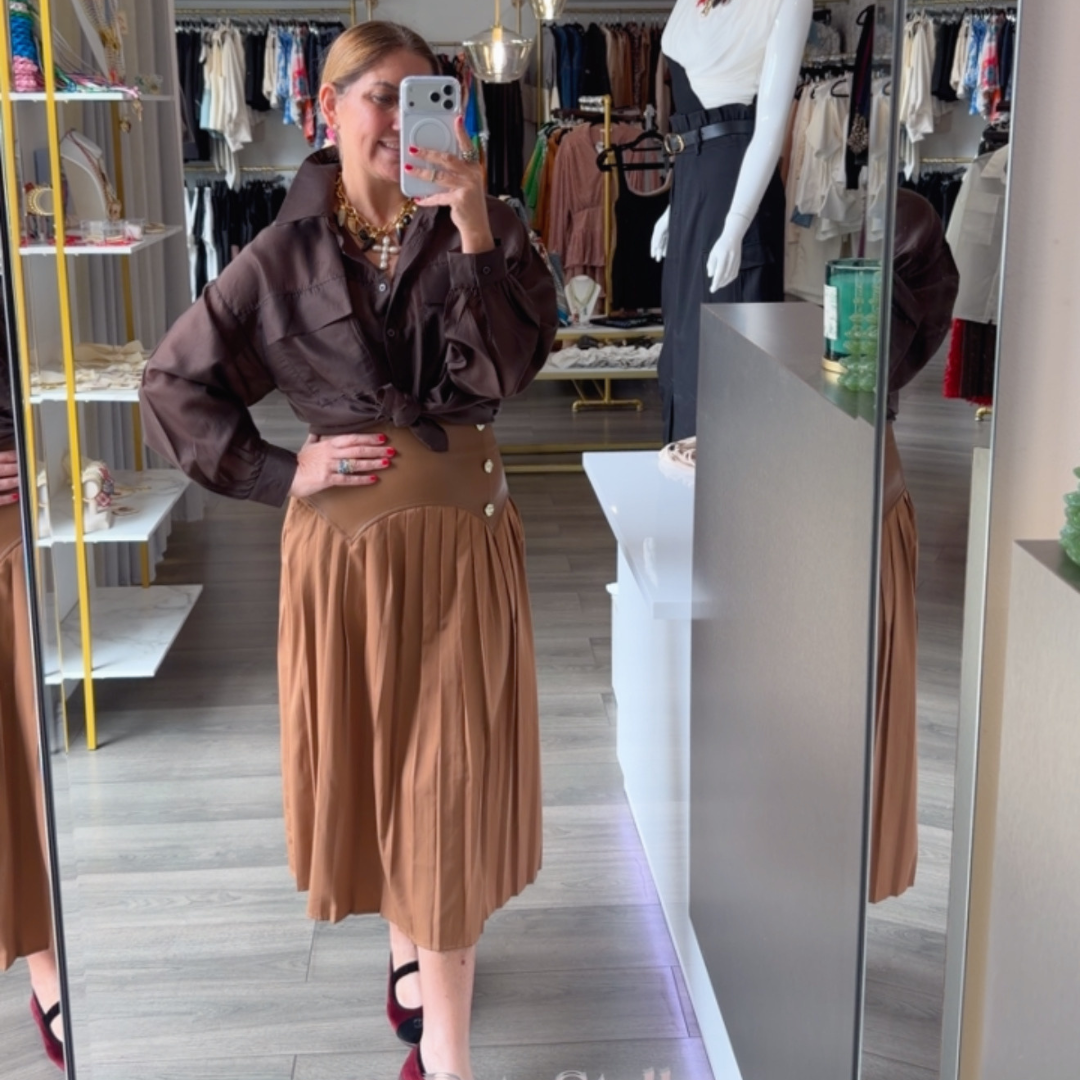 Falda de pliegues con cintura de cuero