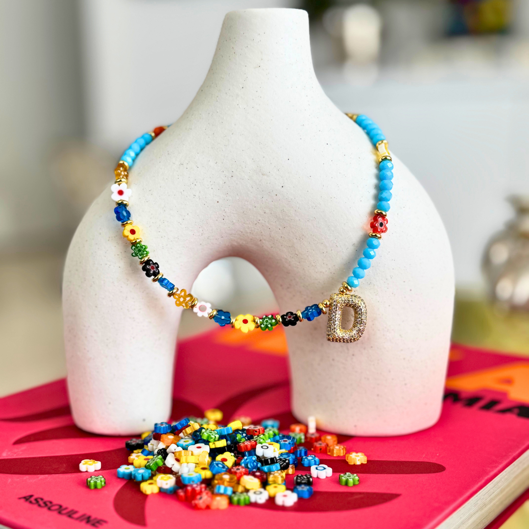 Collar de letra con flores