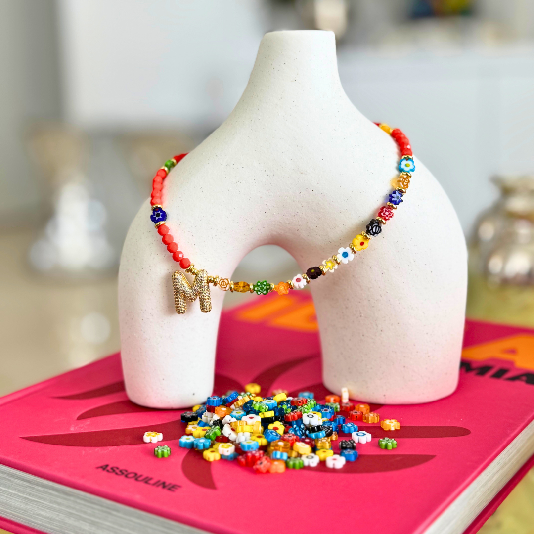 Collar de letra con flores