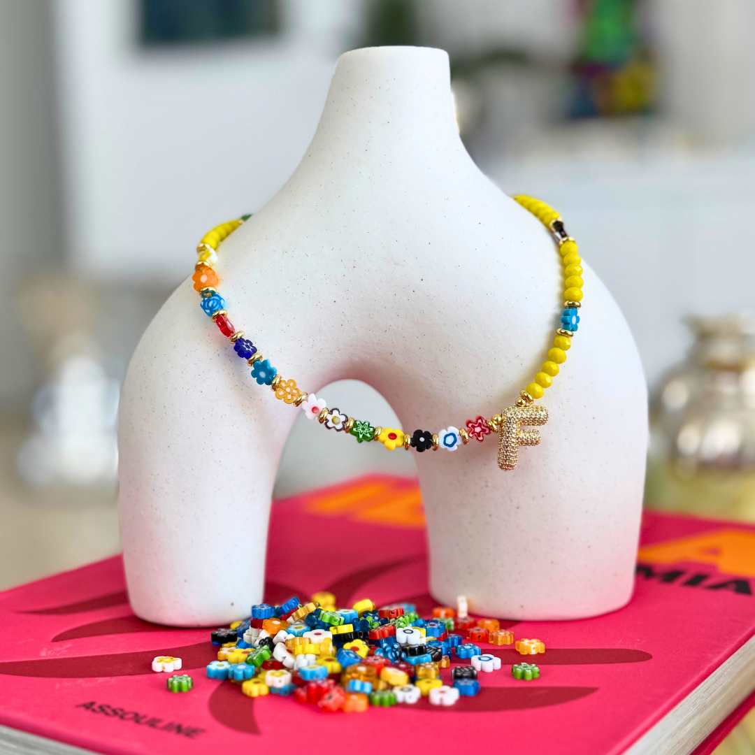 Collar de letra con flores