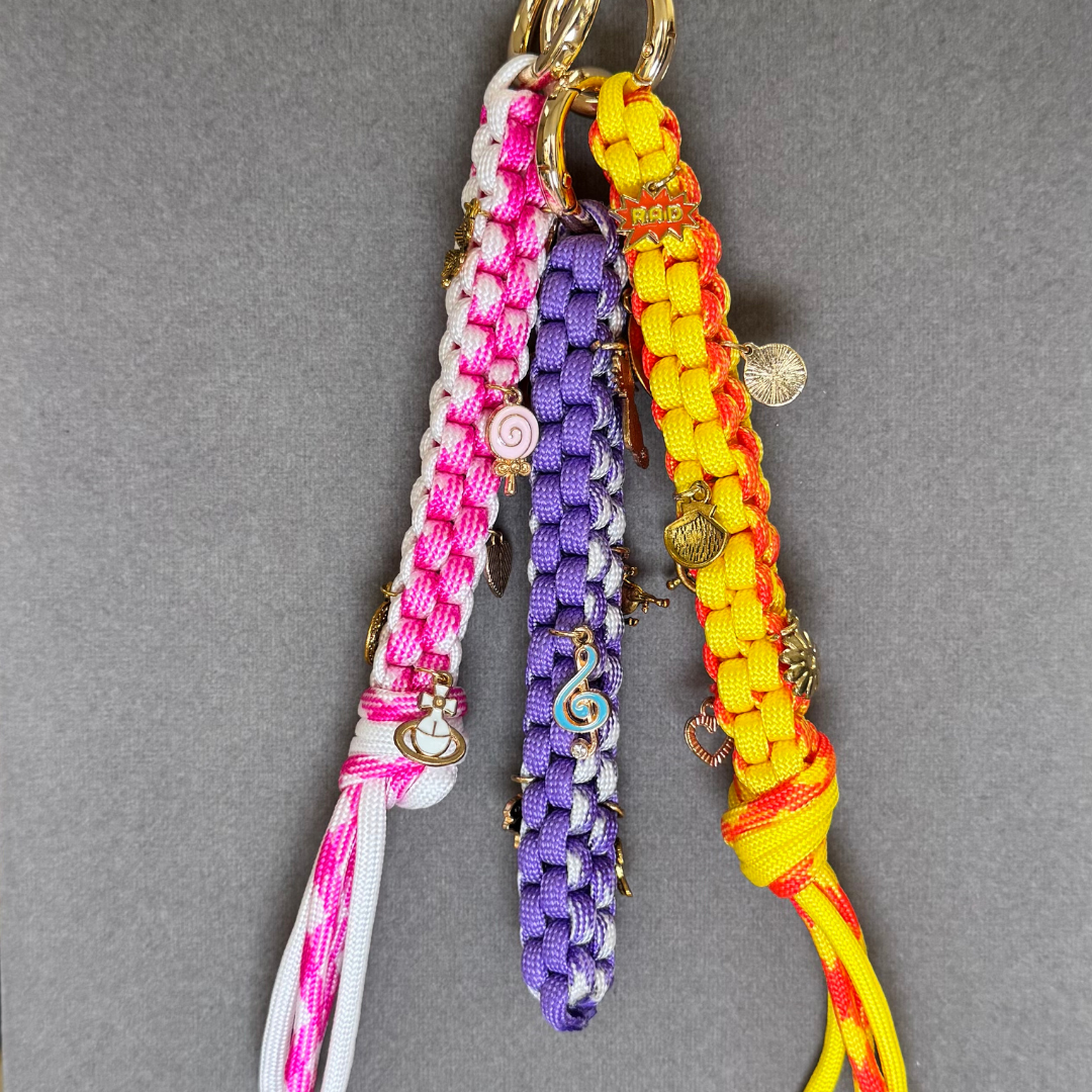 Llavero de cordón y charms