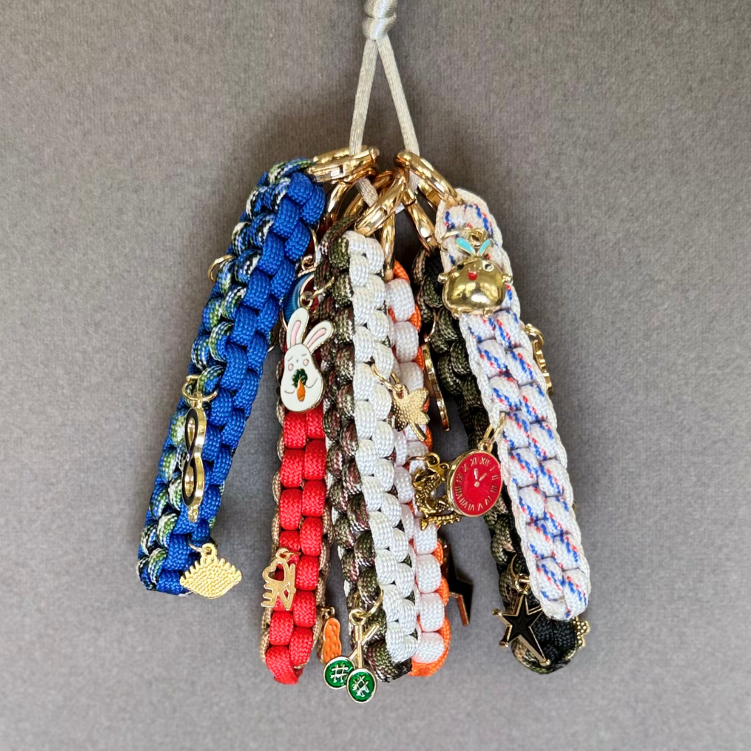 Llavero de cordón y charms