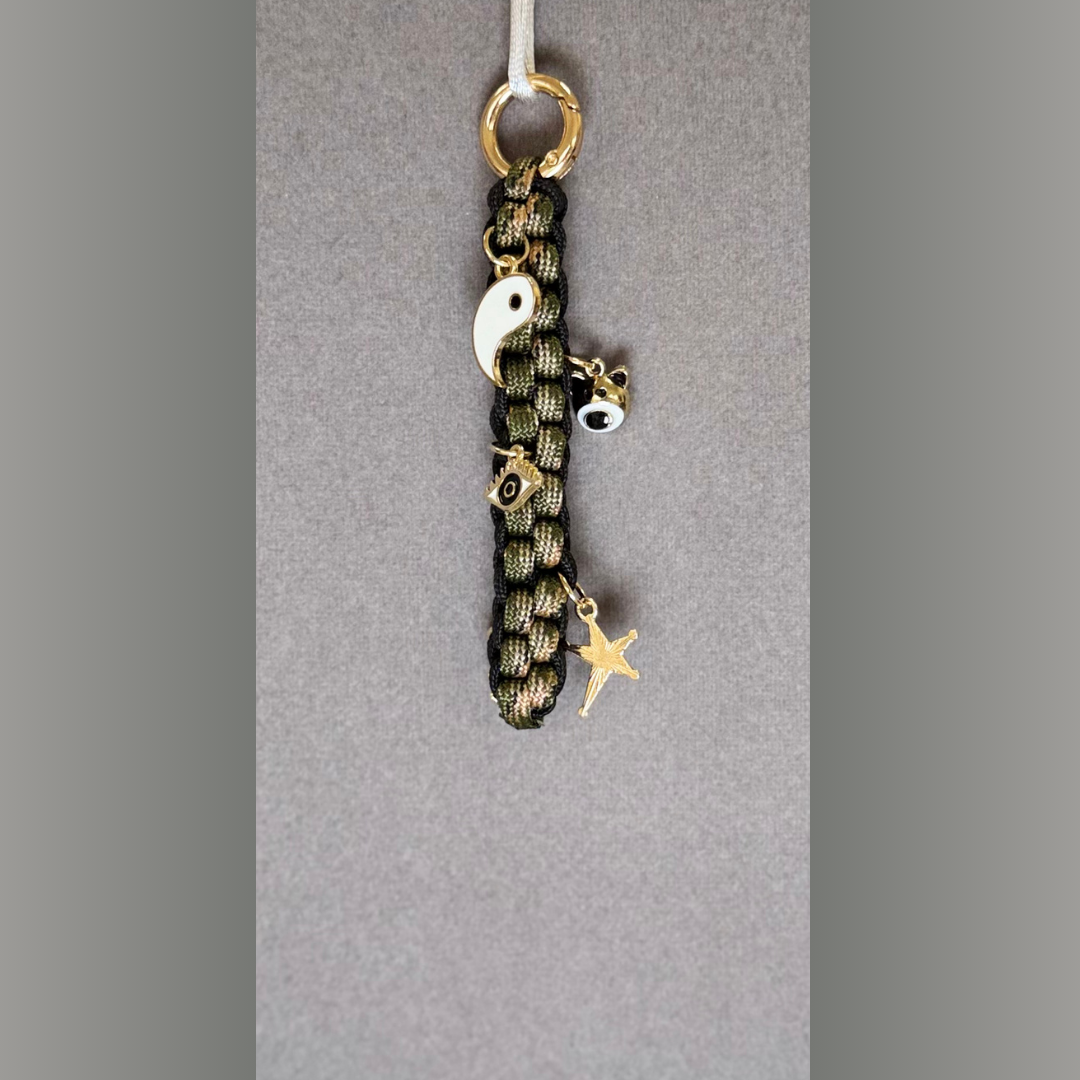 Llavero de cordón y charms