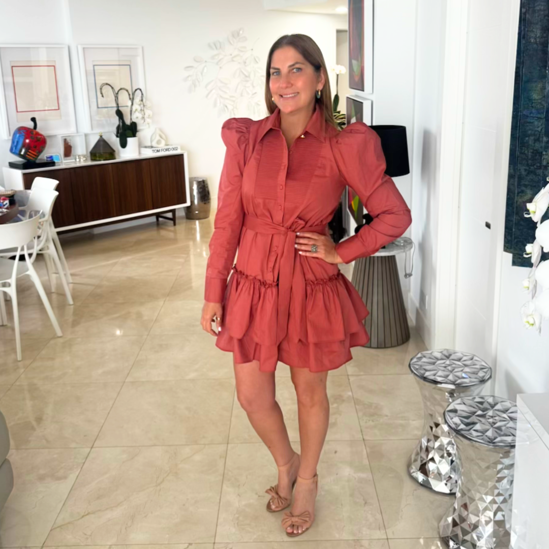 Vestido plisado con botón dorado