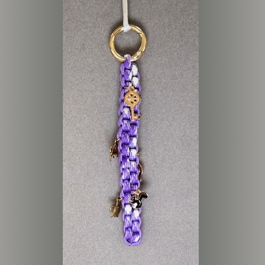 Llavero de cordón y charms