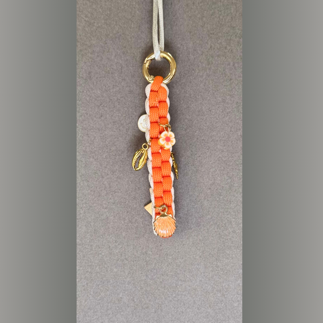 Llavero de cordón y charms