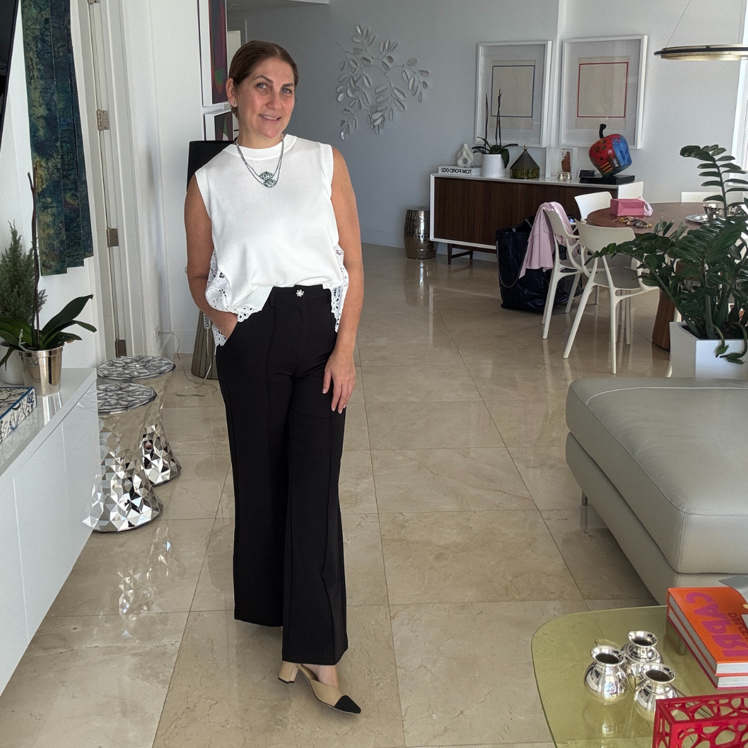Pantalón de Gabardina con Botón bordado