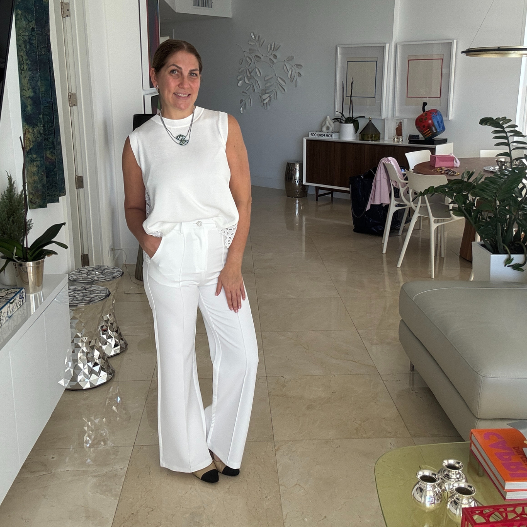 Pantalón de Gabardina con Botón bordado