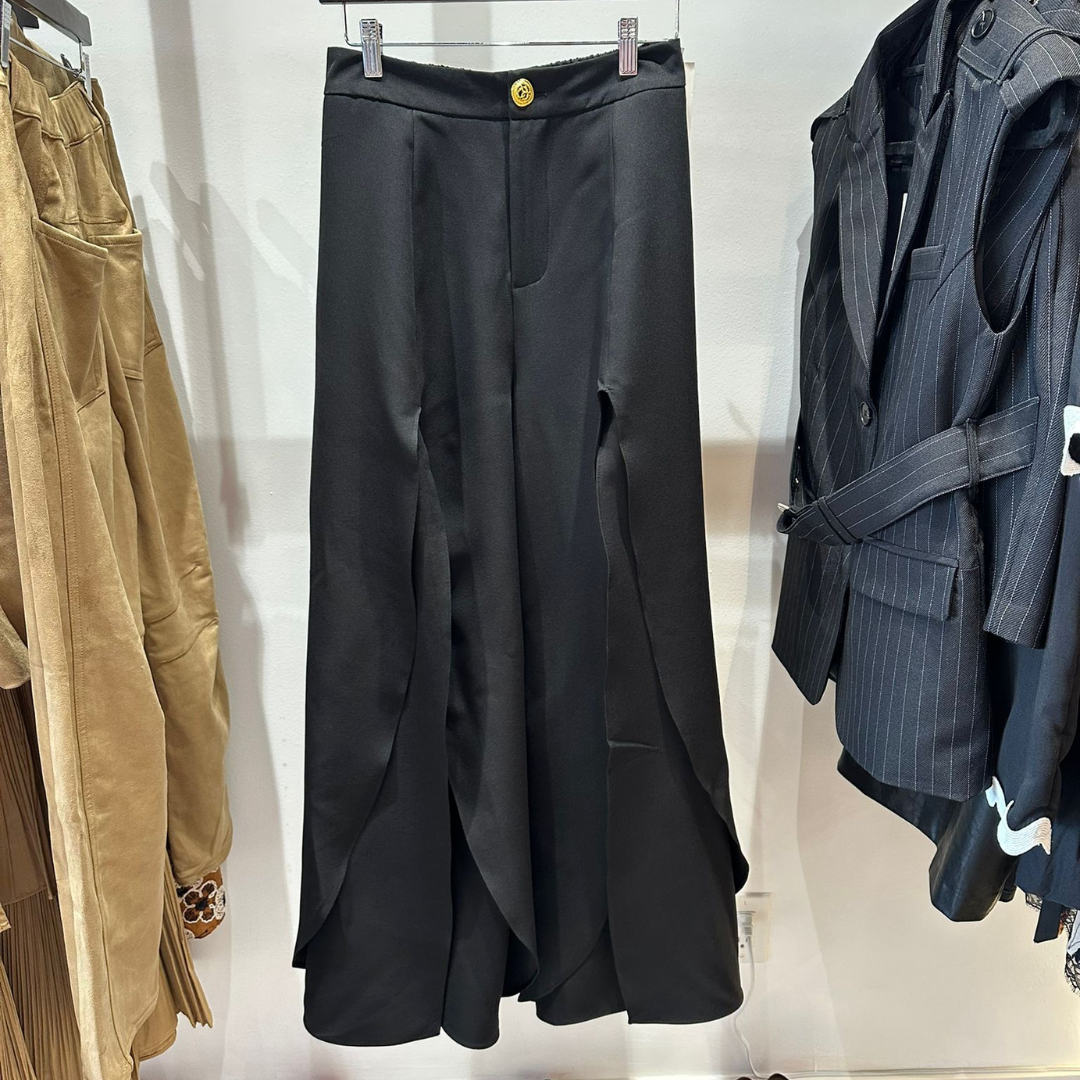Pantalón con abertura en la pierna