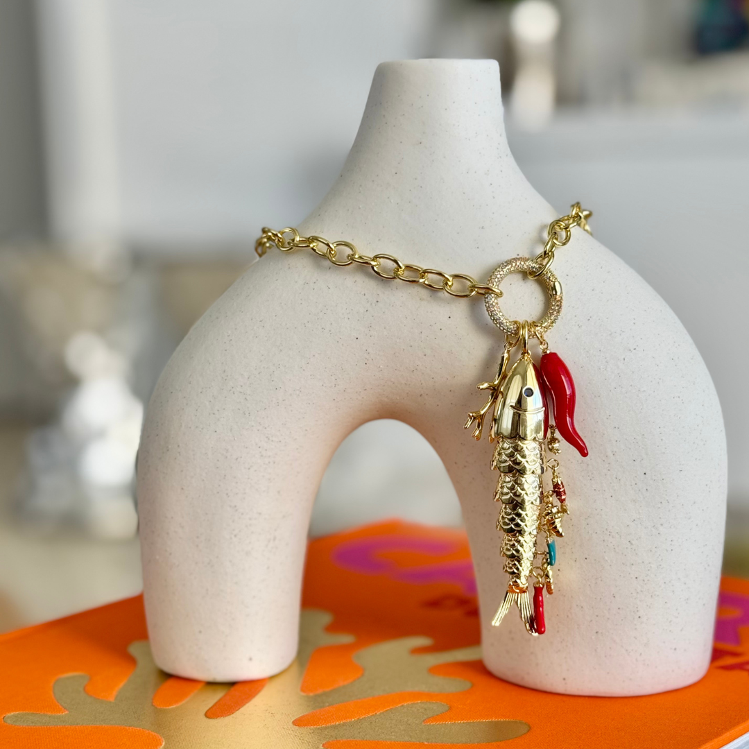 Collar de peces dorado