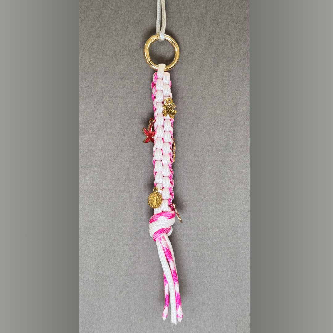 Llavero de cordón y charms
