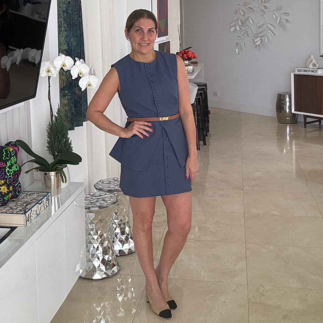 Set azul de vest y falda de botones