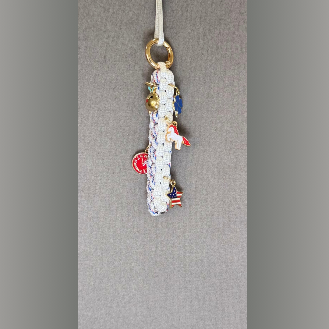 Llavero de cordón y charms