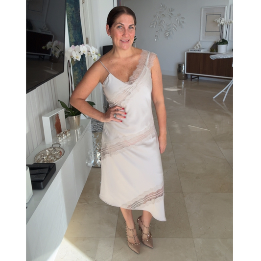 Vestido beige en seda y encaje