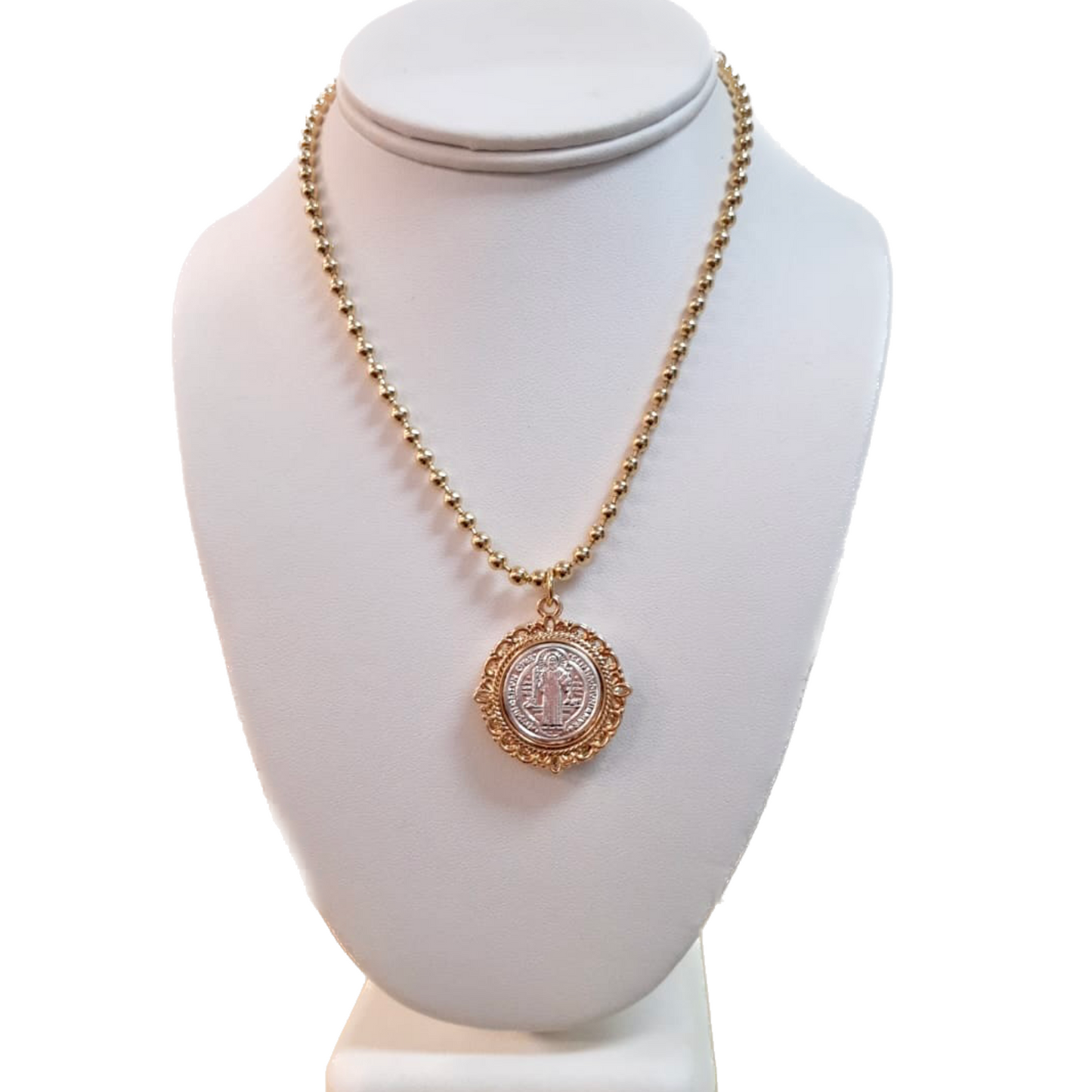 Cadena de esferas doradas con medalla de San Benito