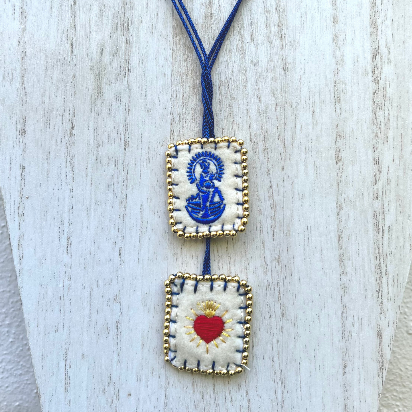 Escapulario bordado de la Virgen de La Chinita