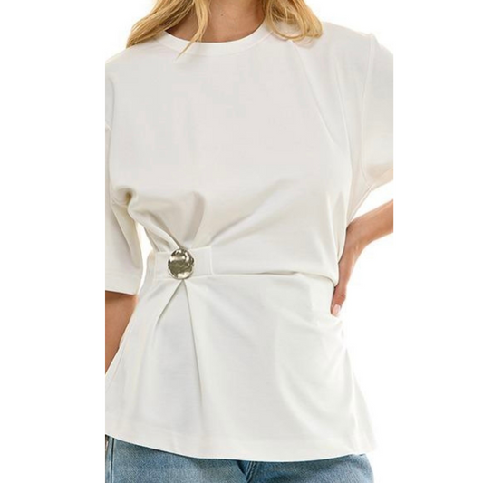 Camisa con botón plateado