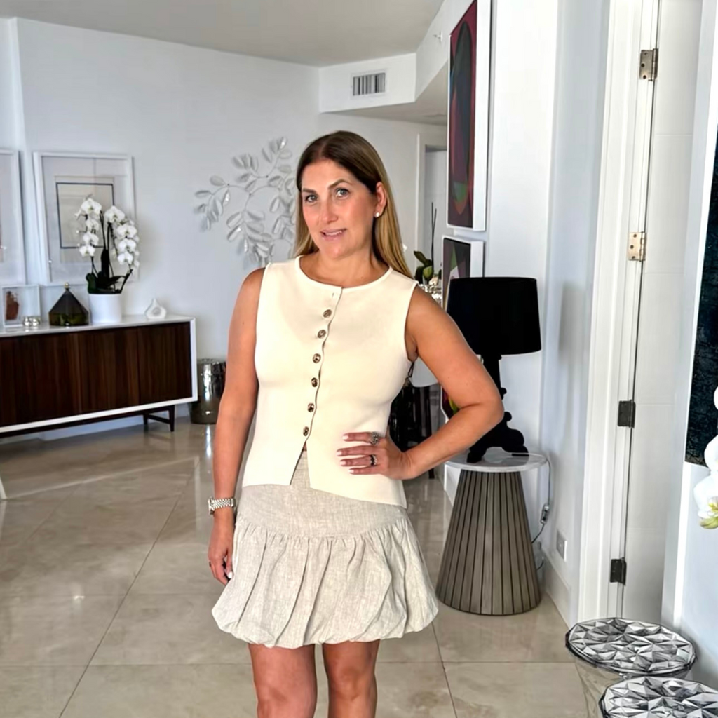 Chaleco con botones dorados