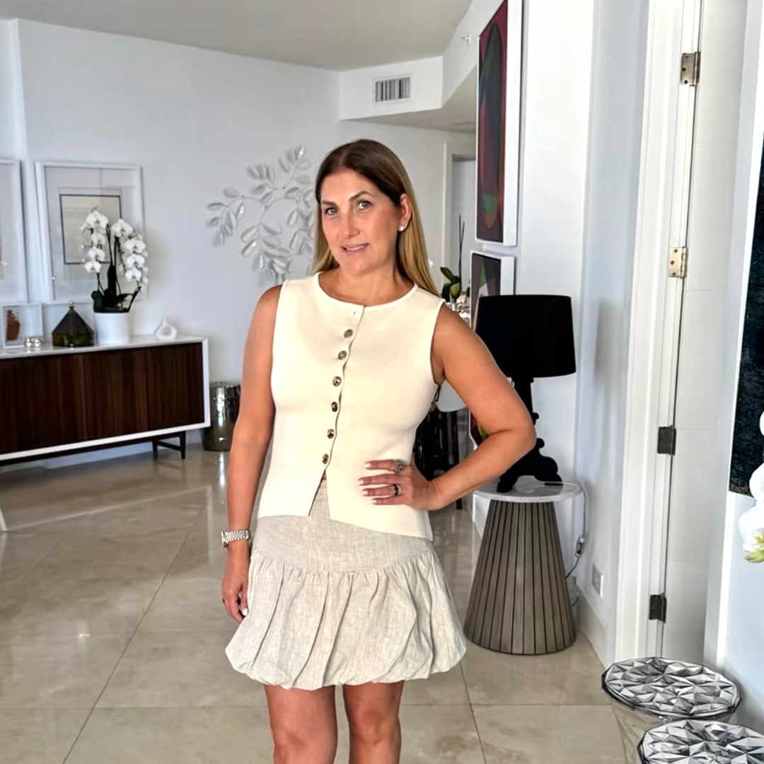 Chaleco con botones dorados