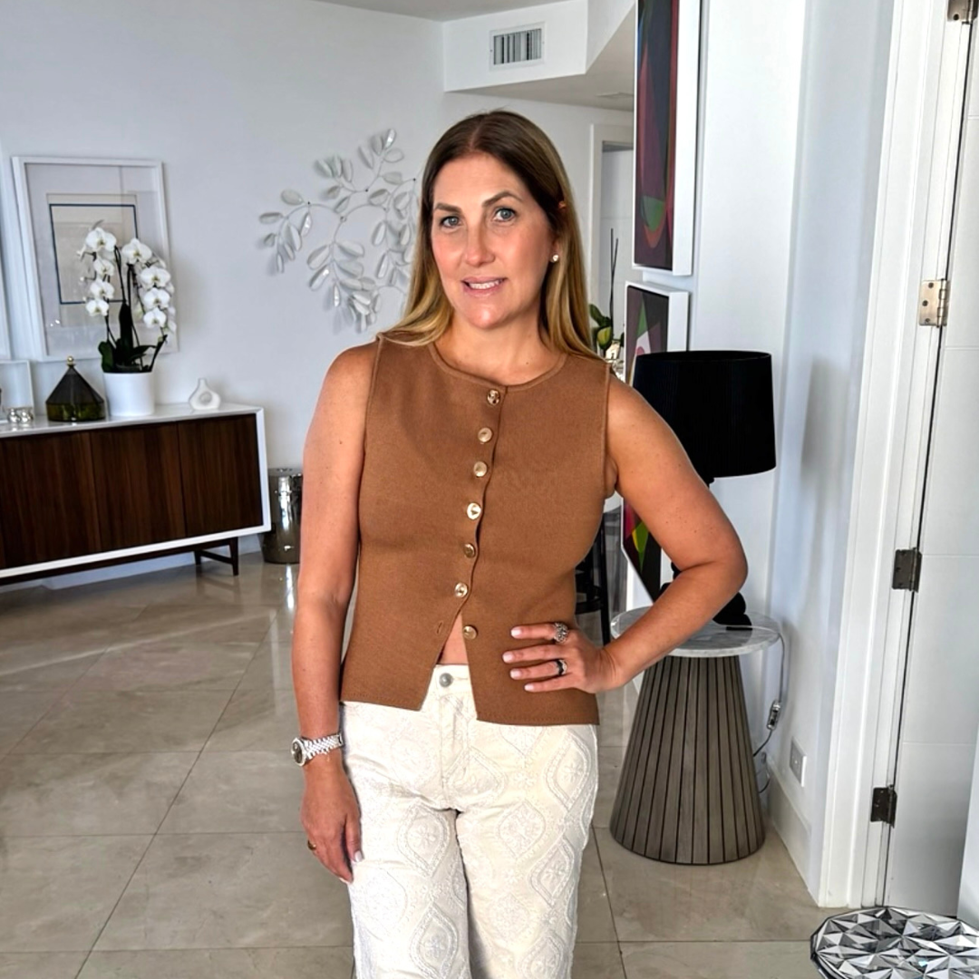 Chaleco con botones dorados