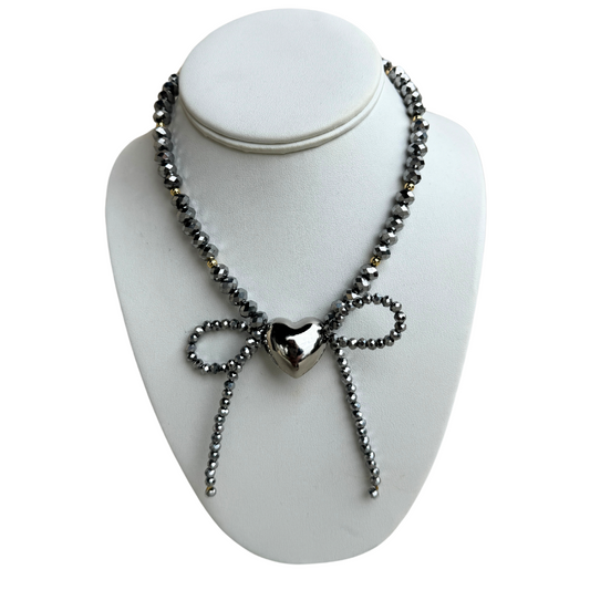 Collar de piedras plateadas + Lazo y corazón